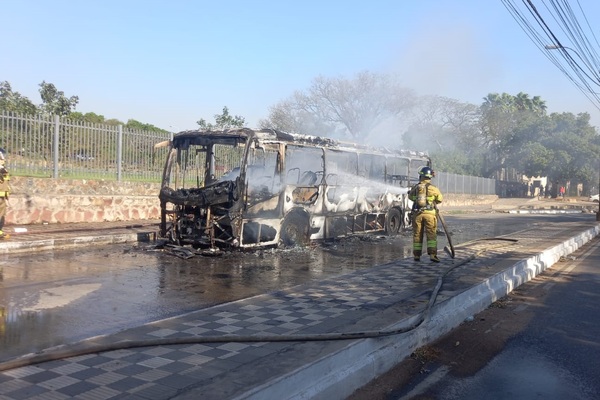 Diario HOY | Bus de la Línea 187 sufre incendio frente al Hospital Central del IPS