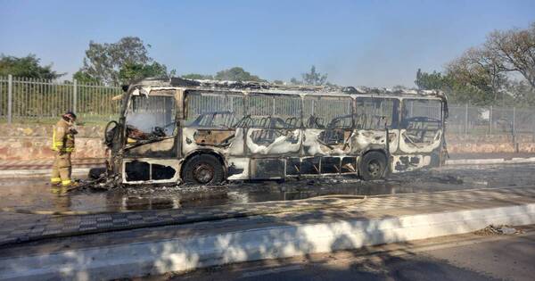 La Nación / Ómnibus ardió en llamas frente al IPS Central