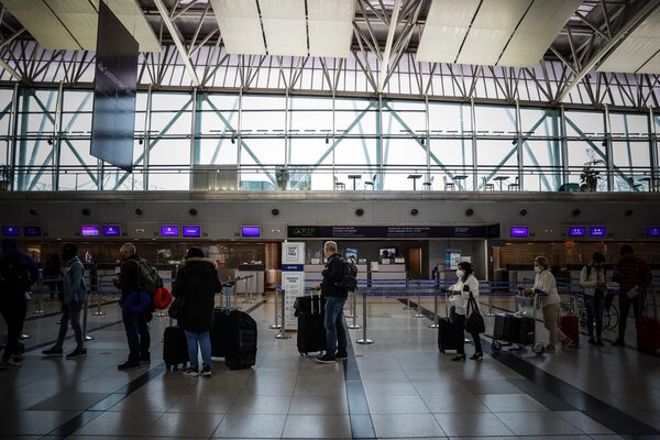 Unas 10.000 personas sin poder volar en aeropuertos argentinos por protesta gremial - MarketData