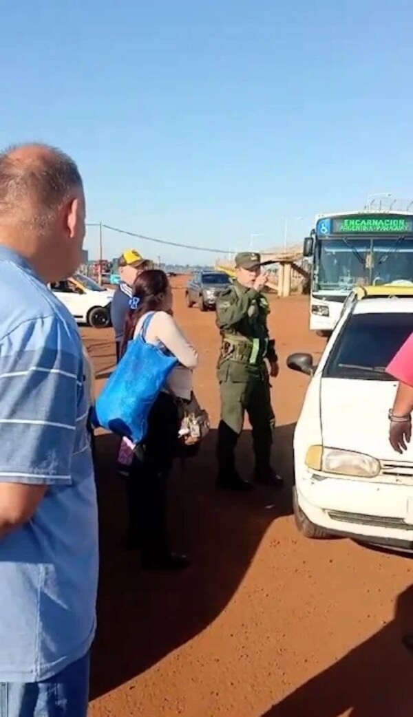 TAXISTAS INCREPARON A UN “TAXI TRUCHO” CON PATENTE PARAGUAYA POR LEVANTAR PASAJEROS EN POSADAS