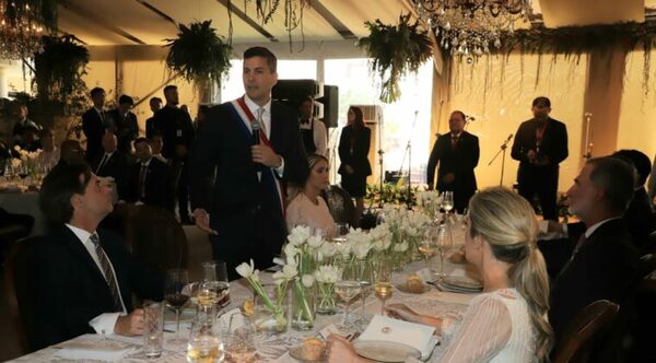 LA GASTRONOMÍA LOCAL SABOREADA POR LOS EXTRANJEROS Y LOS DETALLES DECORATIVOS