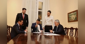 Los primeros decretos firmados por el presidente Santiago Peña