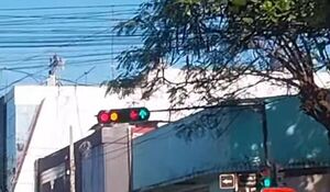 Semáforo con fallas a semanas de su instalación