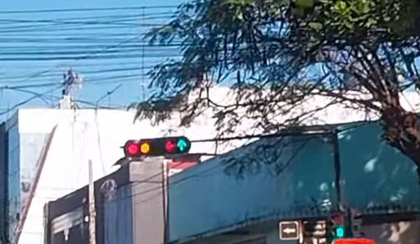 Semáforo con fallas a semanas de su instalación