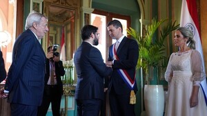 Presidente de Chile visitó una feria de artesanía en el microcentro de Asunción