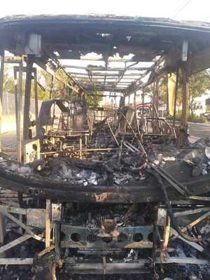 Bus consumido por las llamas frente a IPS | 1000 Noticias