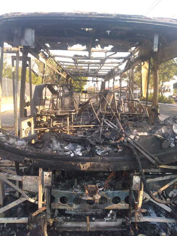 Bus consumido por las llamas frente a IPS | 1000 Noticias