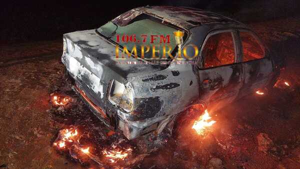 Automóvil arde totalmente en llamas en Zanja Pytã - Radio Imperio 106.7 FM