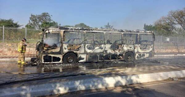 La Nación / Ómnibus se incendió por completo