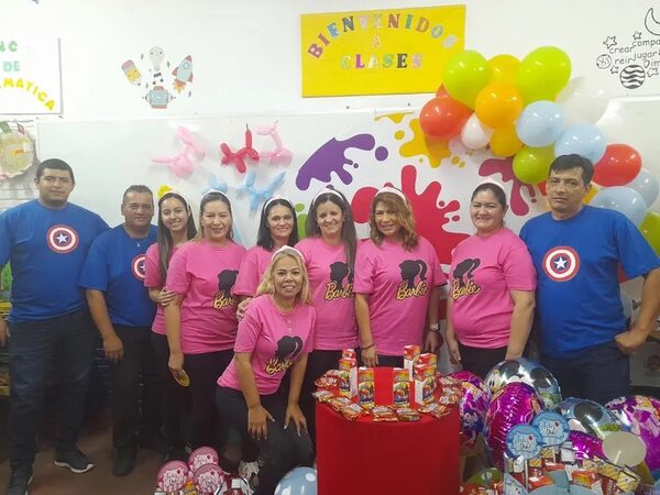 Profes “Barbie” y “Capitán América” festejan el Día del Niño en escuela - Nacionales - ABC Color