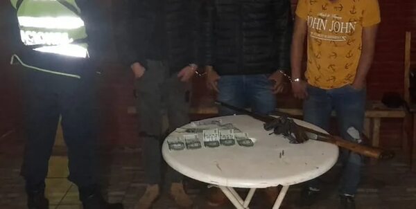 Itapúa: detienen a tres jóvenes que portaban armas de fuego en su automóvil - Policiales - ABC Color