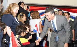 Peña comparte con niños, en primera actividad como presidente