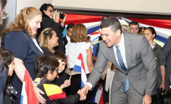 Peña comparte con niños, en primera actividad como presidente