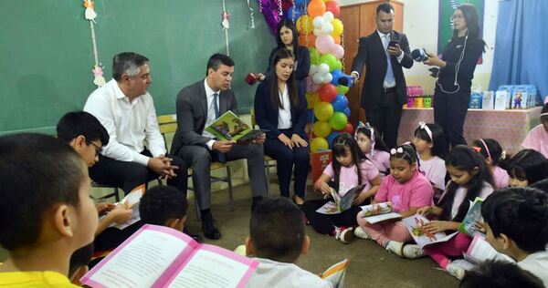 “Cuentos con el presidente” fue la primera actividad oficial de Santiago Peña