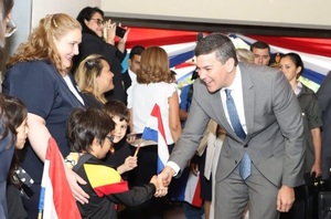 Presidente Peña comparte con niños por su día, en su primera actividad