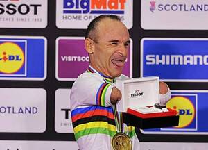 ¡¿Cómo?! Le regalan un reloj pulsera a un ciclista sin brazos