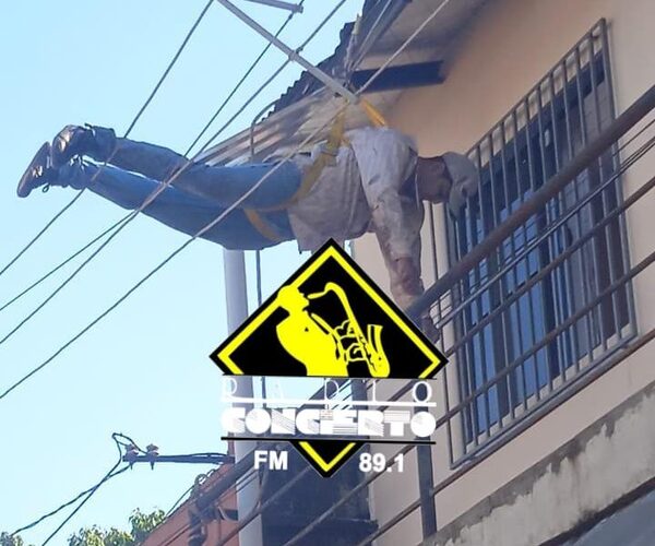 Pintor cae sobre baja tensión en Franco