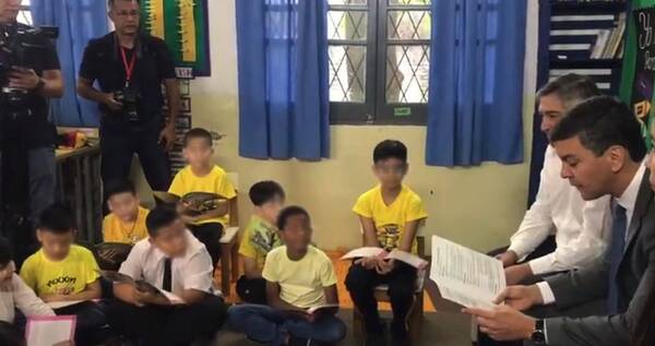 Arrancó con el futuro: Peña estuvo leyendo cuentos a los peques promocionando la lectura