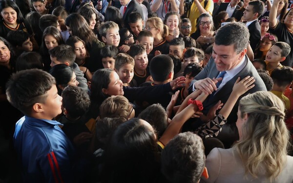 Santiago Peña lee cuentos a niños en su primera actividad como mandatario - Unicanal