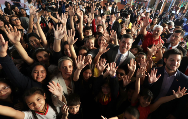 Primer día siendo presidente: Santiago Peña inicia su jornada leyendo cuentos a niños - trece