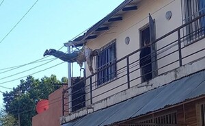 Trabajador quedó colgado del tendido de la Ande tras caer del techo