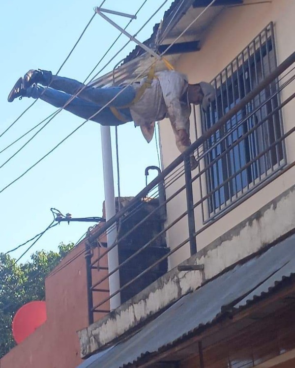 Pintor cae sobre tendido eléctrico y se salva de milagro