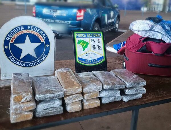 Diario HOY | Pasajero llevaba 14 kilos de droga en su maleta y queda detenido