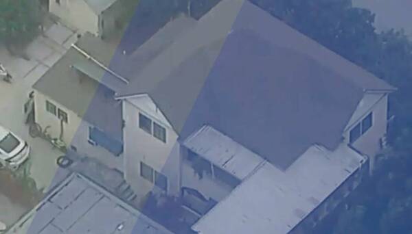 Olió algo raro en la habitación de su hijo, entró a ver y se encontró un cuerpo de mujer envuelto