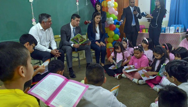 “Cuentos con el Presidente” la primera actividad oficial de Santiago Peña