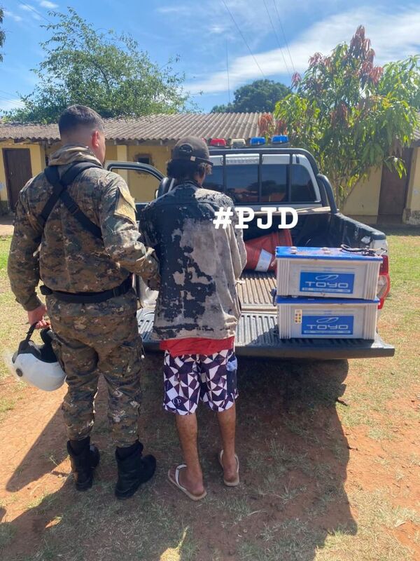 Policía detiene a un hombre por hurtar baterías de un camión