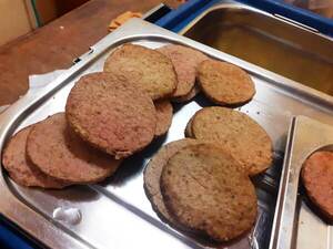 En Franco, dan hamburguesa sin ser cocinada a los niños - La Clave