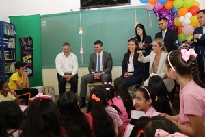Presidente de la República destaca a niños de la escuela República de Alemania importancia del estudio y aprendizaje