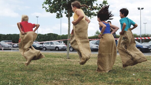 Con juguetes y aire libre, logró que niños dejen el celu