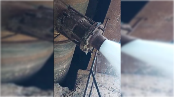 [VIDEO] ¡El colmo! Intentaron robar válvula de la Essap y oikomi fuga de agua