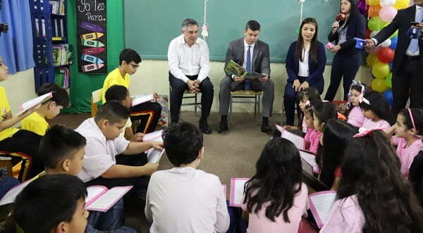 En su primera actividad como presidente, Peña lee un cuento a los niños - Noticiero Paraguay