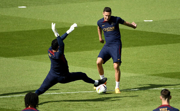 Versus / Policías detienen a sospechosos de asaltar la casa de un jugador del PSG