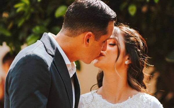 ¡El "Gatito" Fernández celebró su boda de papel!