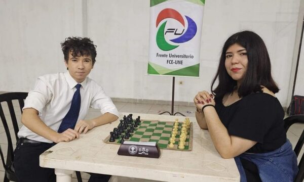 Joven estudiante gana competencia de ajedrez en la UNE