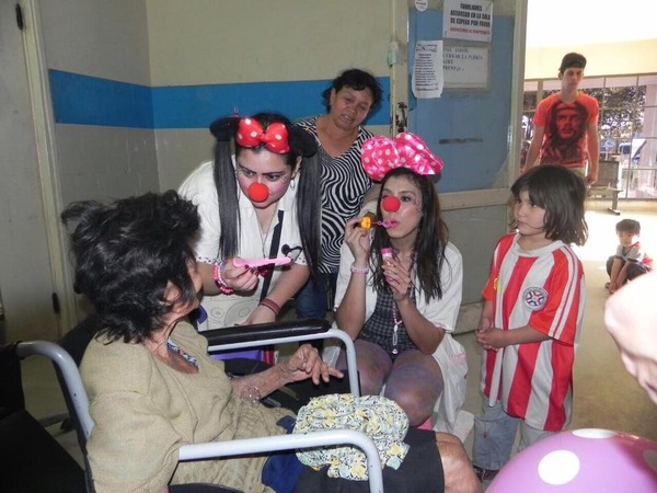 Pintorescos doctores que reparten dosis de saludable alegría en 40 hospitales - Portal Digital Cáritas Universidad Católica