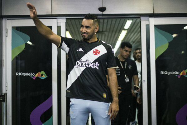 Versus / Multitudinario recibimiento a Payet en Vasco, donde jugará con Ferreira y Galarza