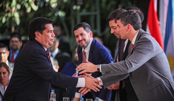 Asume nuevo director de EBY y Peña destaca rol del ente binacional