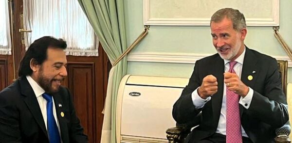 El vicepresidente de El Salvador, F茅lix Ulloa se re煤ne con el rey de Espa帽a, Felipe VI, en Paraguay - Revista PLUS
