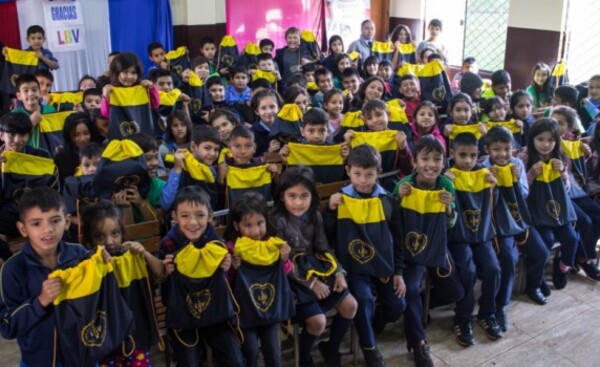 LBV entregó kits escolares en escuela del Km 9 de CDE