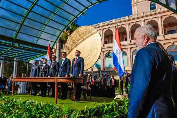 Lula se fue molesto de Asunción por aguantar una hora y media en el sol