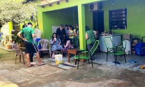 Asaltan despensa y toman de rehén a una familia