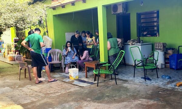 Asaltan despensa y toman de rehén a una familia