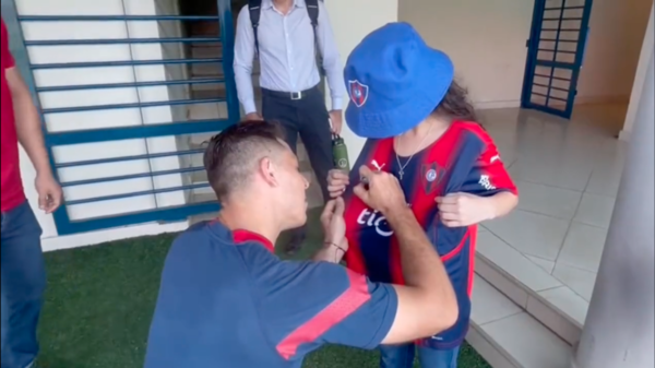 Versus / ¡Cumplió un sueño! Una niña conoció a su ídolo "azulgrana"