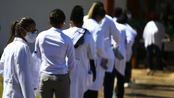 El 85,6% de médicos brasileños recibidos en Paraguay reprobaron examen para revalidar sus títulos