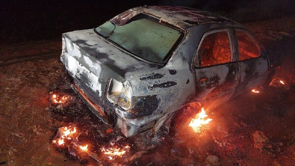 Hallan vehículo incinerado que habrían usado sicarios de paraguaya