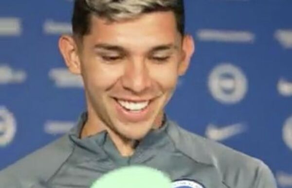 (VIDEO) “Beautiful”: Así reaccionó Enciso al recibir el premio del Mejor Gol de la Temporada de la Premier